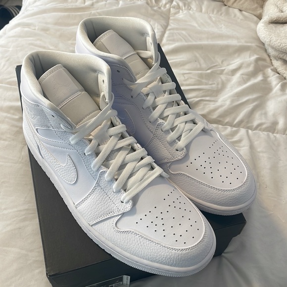 Air Jordan 1 Mid Triple White 100%Authentic
Brand new in original box - Picture 2 of 13